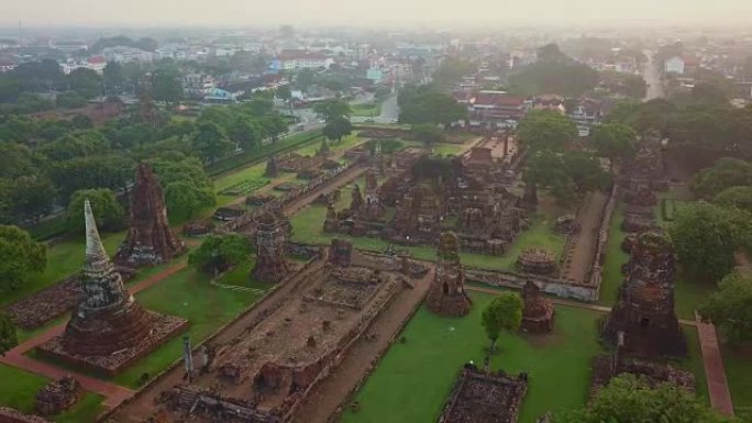 Wat Mahathat的鸟瞰图是一座佛教寺庙，是泰国大城府世界遗产历史公园的一部分