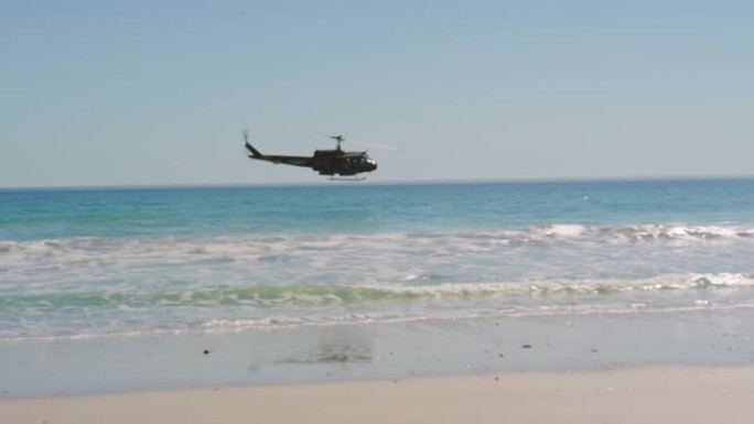 直升机飞越海滩4k