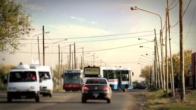 阿根廷布宜诺斯艾利斯省带电线杆的道路。