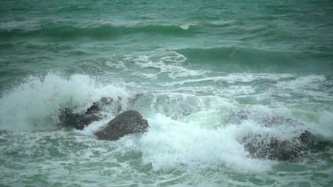 慢动作波撞击岩石海中石头礁石浪花