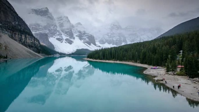加拿大落基山脉班夫国家公园加拿大艾伯塔省冰碛湖的时间流逝，时间流逝从右到左移动