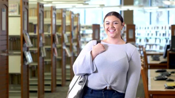 高中图书馆的混血西班牙裔少女