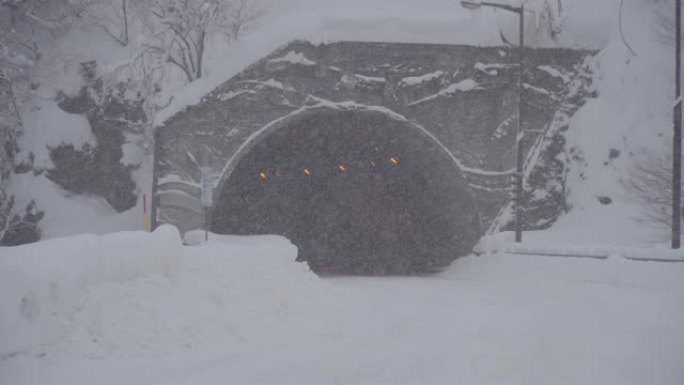 日本冬季汽车跑道隧道