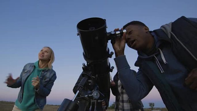 不同的人用望远镜观测天空