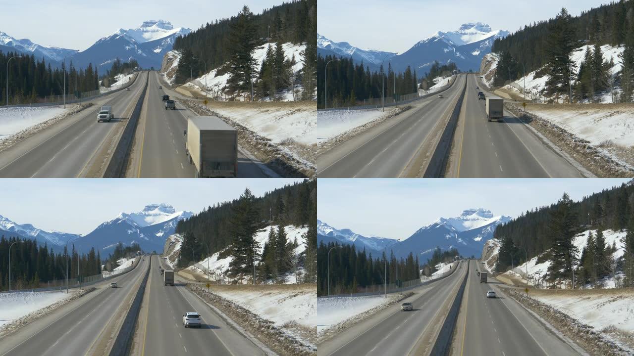 空中: 风景秀丽的交通沿着高速公路行驶，并享有雪山的景色