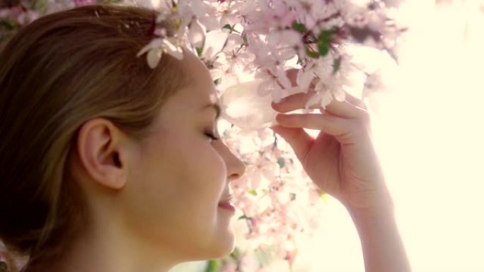 女人的头与樱花树掉落的花瓣上的愈合水晶