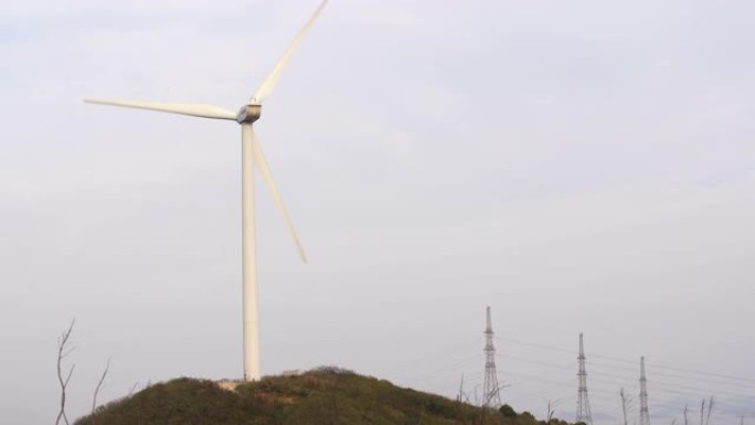 山上的风力发电机风电风能叶片旋转绿色能源