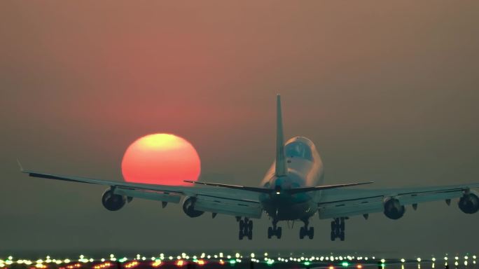 4K飞机起飞近景飞机场跑道夕阳逆光实拍