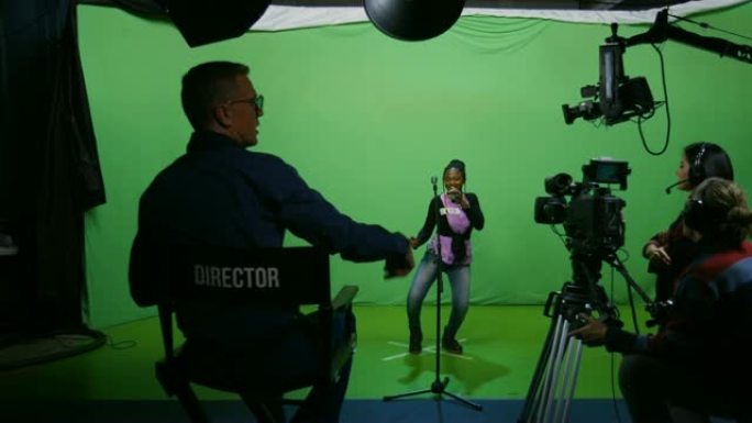 女人在试镜时唱歌摄影机绿幕