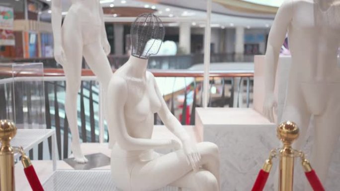 向上倾斜: 新型冠状病毒肺炎关闭服装店购物中心的裸露人体模型
