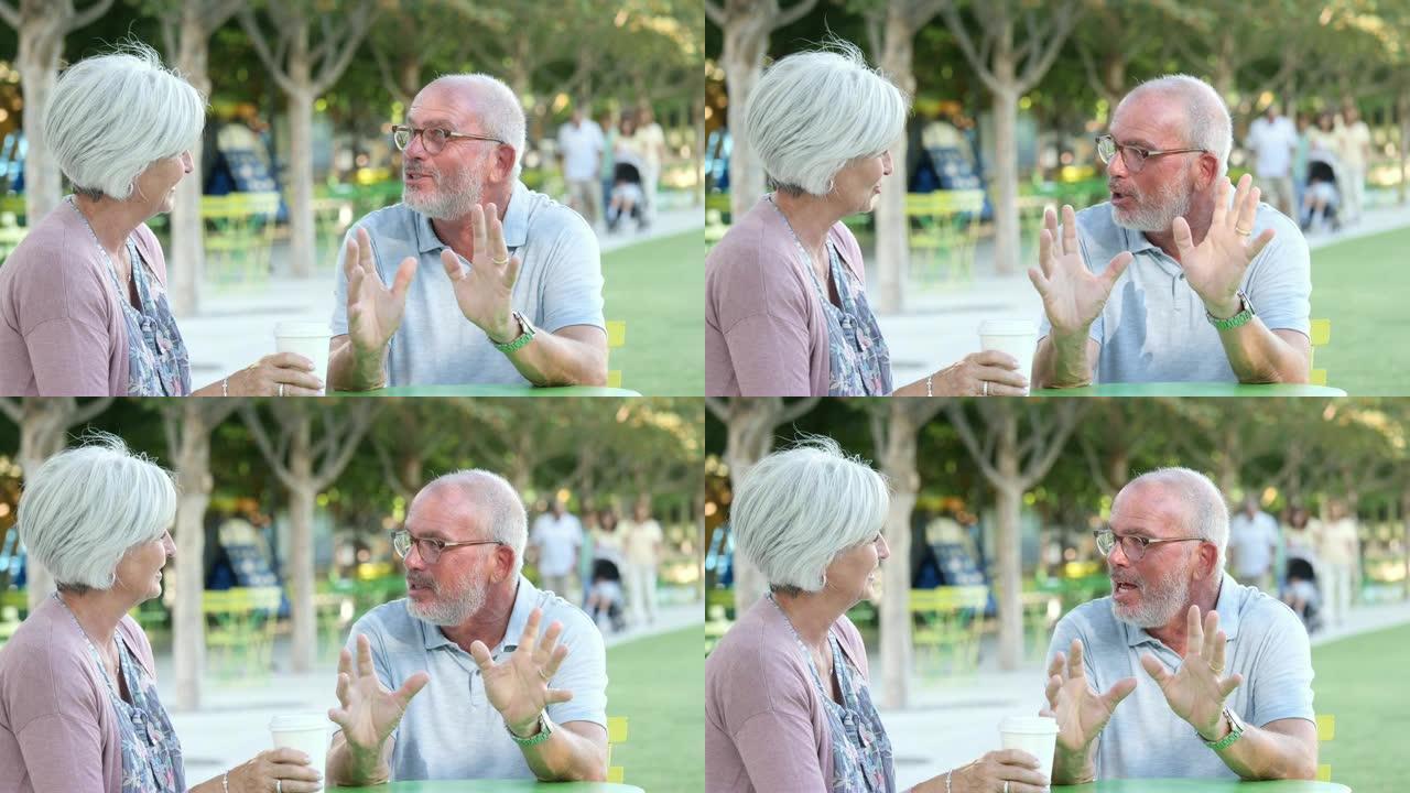 快乐的老人在城市公园与妻子交谈