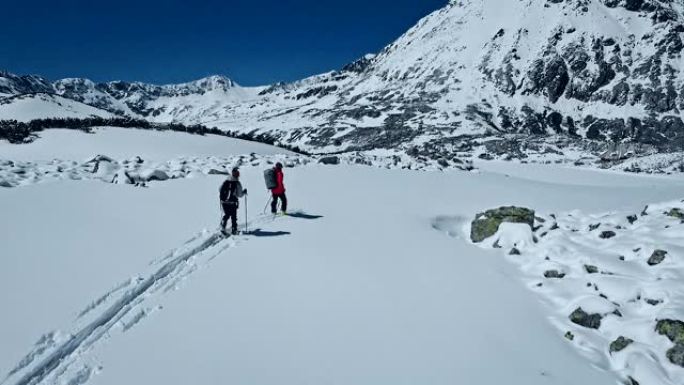 一对在山路上。冬季仙境滑雪旅游。鸟瞰图