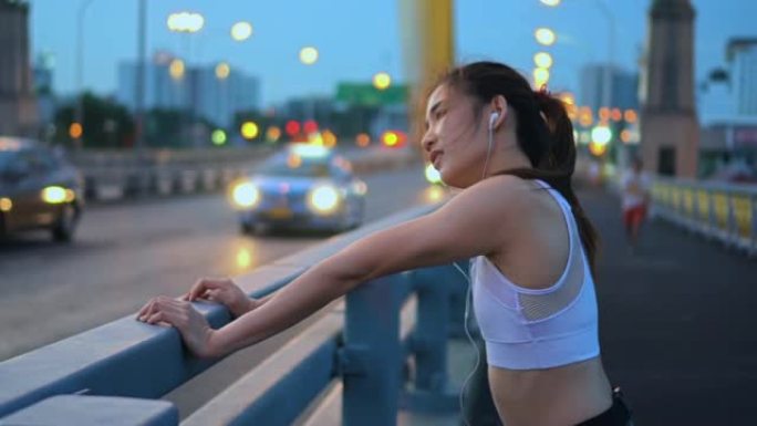 女跑步者休息，慢动作
