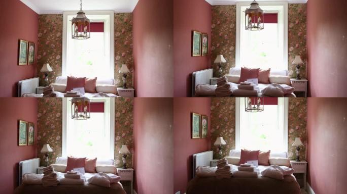 可爱的粉色卧室沙发墙面相框