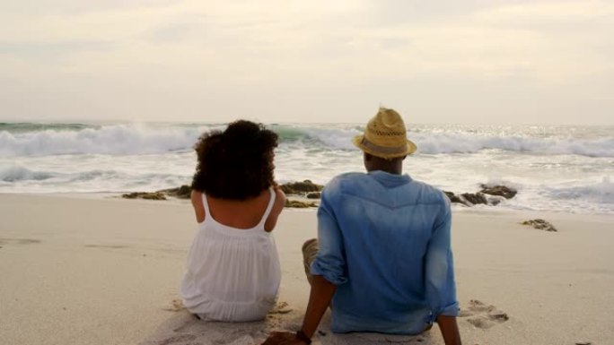 非洲裔美国夫妇在海滩上一起放松的后视图4k