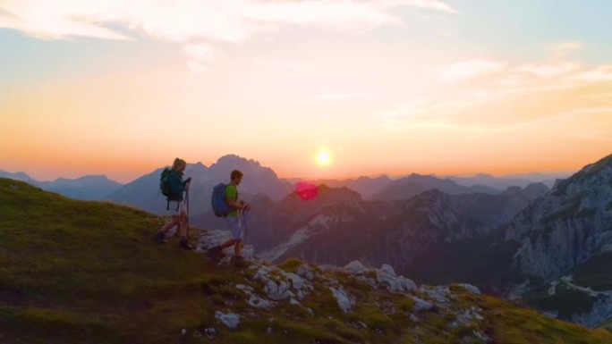 镜头耀斑: 活跃的女人和男友在日出时下山。