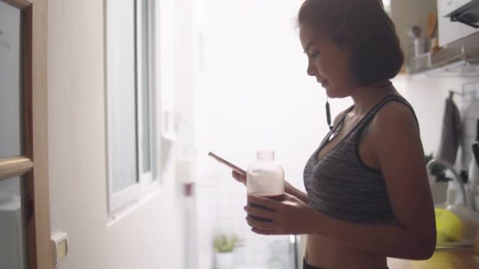 在家锻炼后喝蛋白质奶昔的健康女性