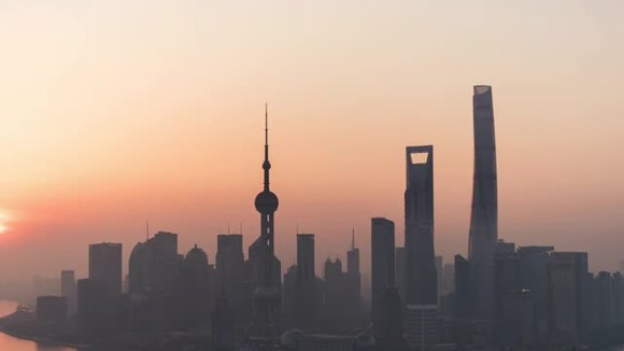 日出时上海天际线的T/L TU鸟瞰图/中国上海