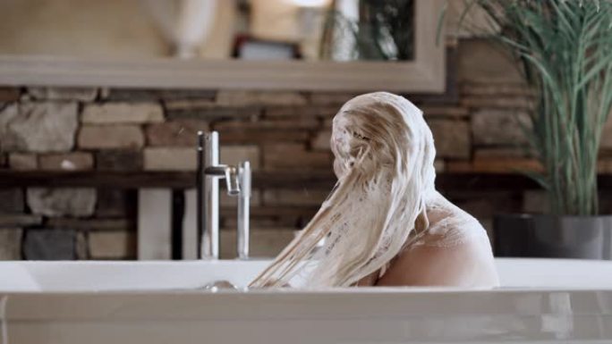 SLO MO女人在浴缸里洗头