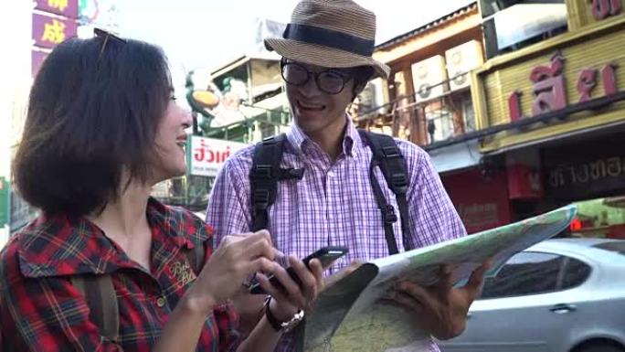 年轻游客夫妇在复古踏板车阅读地图上寻找方向