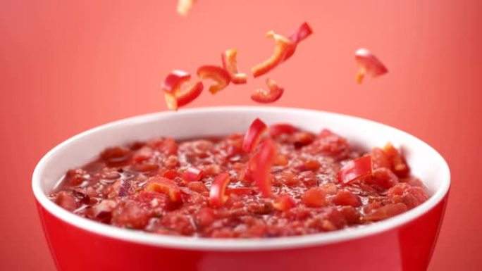 切碎的红辣椒落入墨西哥辣酱中。