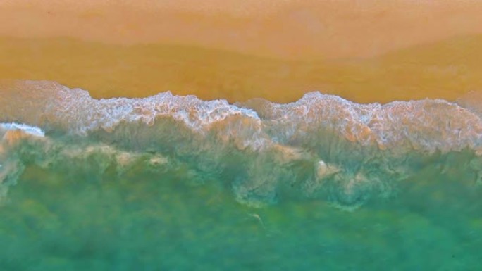 热带沙滩度假海滩的俯视图。海浪。空中4k视图