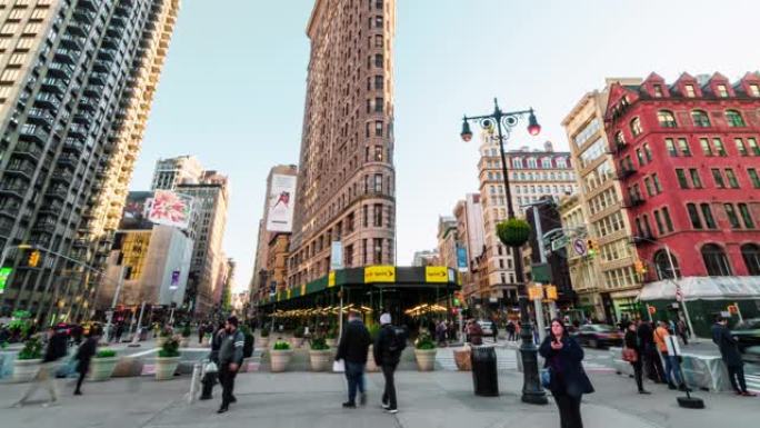 美国纽约市曼哈顿现代建筑高峰时段，熨斗大楼与行人和交通道路交叉口的4k时间流逝。商业和运输概念