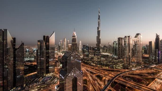 迪拜天际线的T/L ZI高角度视图，昼夜过渡/阿联酋迪拜
