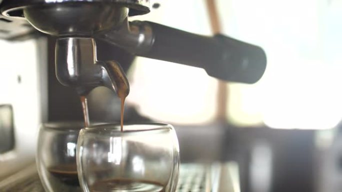 咖啡从机器滴入杯子
