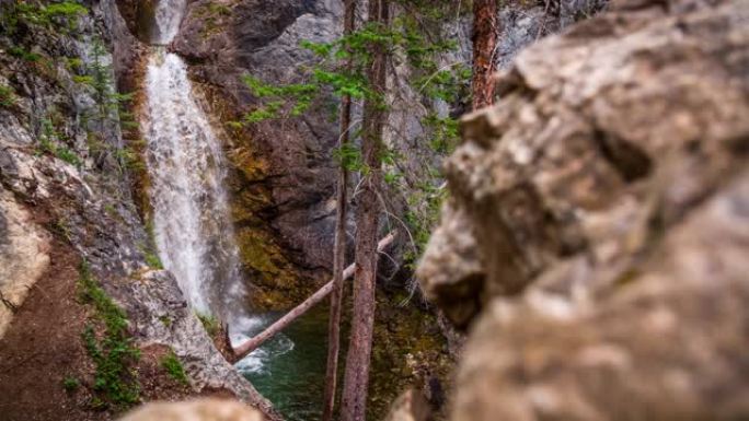 加拿大班夫国家公园的西尔弗顿瀑布-追踪镜头