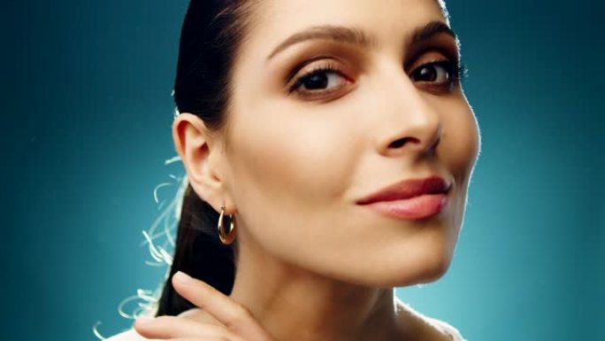 中东族裔女性皮肤护理。检查耳环