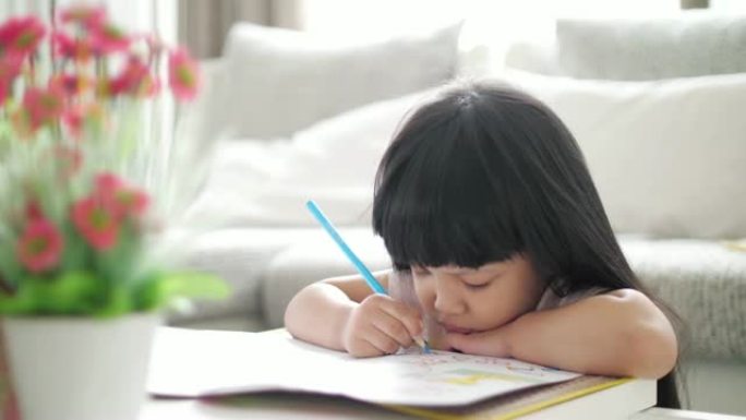 小女孩在假期在家写画和画画，慢动作