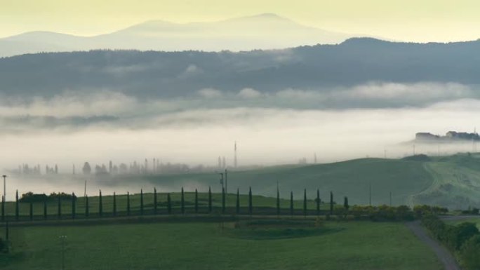 托斯卡纳乡村，晨雾中有起伏的丘陵。意大利瓦尔多尔西亚皮恩扎。平移镜头