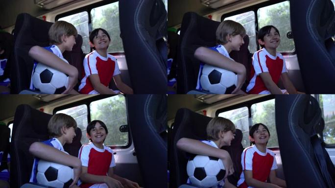 快乐的男孩在去夏季足球训练营的公共汽车上聊天
