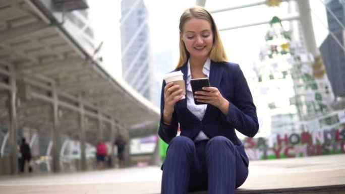 坐在户外的女商人智能手机打字线上购物短信