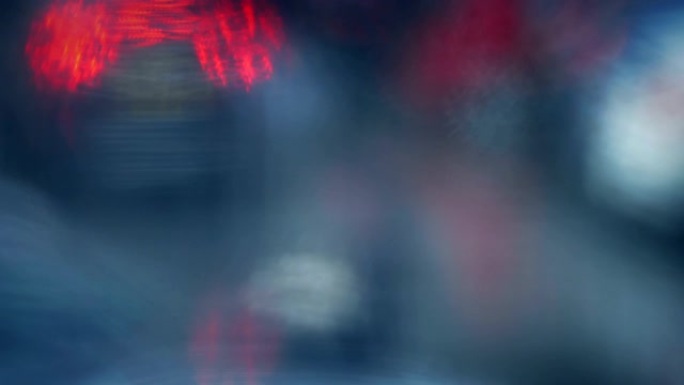 雨中城市道路抽象Bokeh视图透过窗户