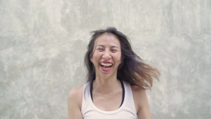 慢动作-开朗美丽的年轻亚洲背包客博客女人在中国北京唐人街旅行时在街上跳舞快乐。生活方式背包旅游度假概