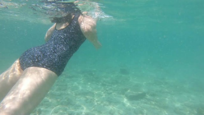 在热带水中浮潜的年轻女子