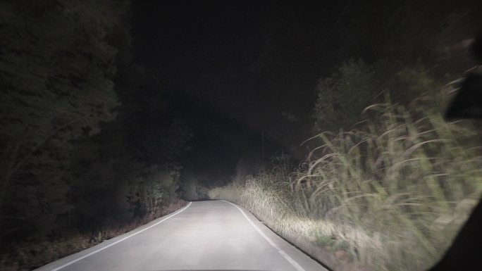 夜间山路驾驶