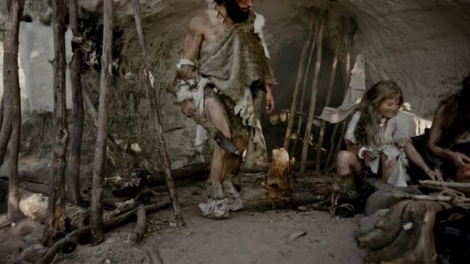 部落首领穿着动物皮走出洞穴，看着家人准备食物，建造篝火，处理生皮，工作，打猎。生活在人类文明曙光中的
