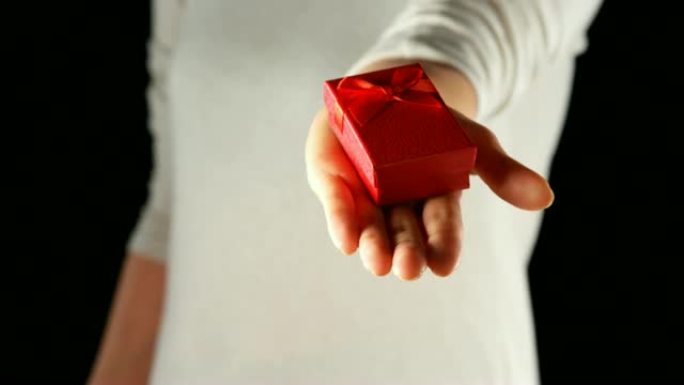 展示红色小礼品盒4k的人的中间部分