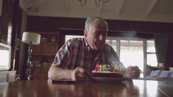 家里有生日蛋糕的老人