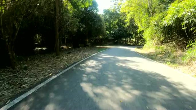 在雨林的乡村道路上行驶4k时间流逝。
