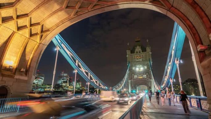 延时: 英国伦敦塔桥的行人通勤人群英国日落之夜