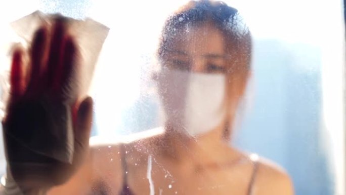 女性消毒玻璃门卫生健康打扫