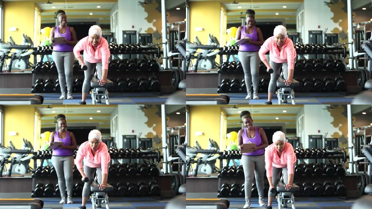 健身房的高级非裔美国女性，私人教练