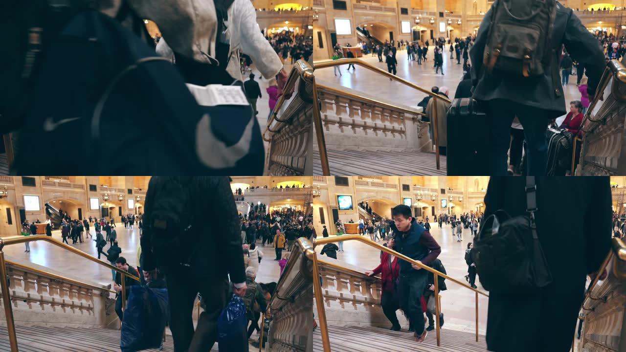 参观美国纽约市大中央车站的乘客和游客
