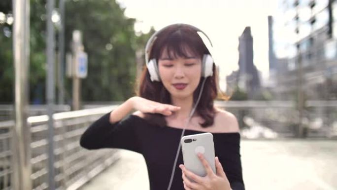 年轻的亚洲妇女听音乐