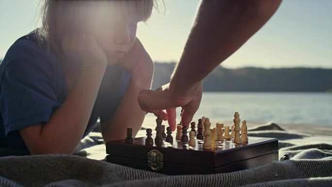 母子俩在一个湖码头下棋