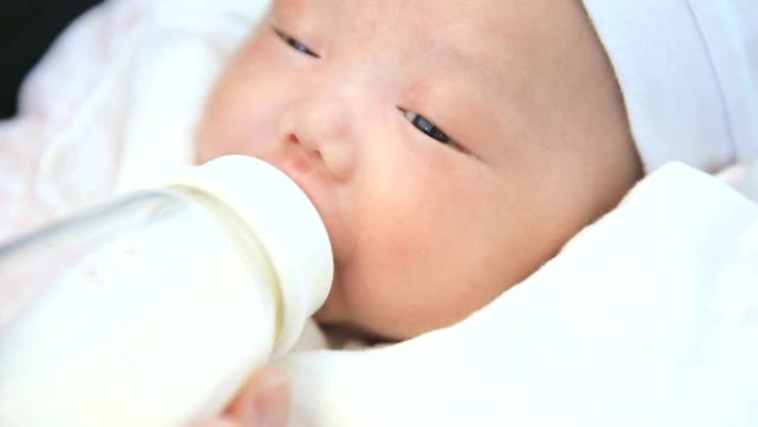 母亲喂养新生婴儿母亲喂养新生婴儿奶瓶奶粉